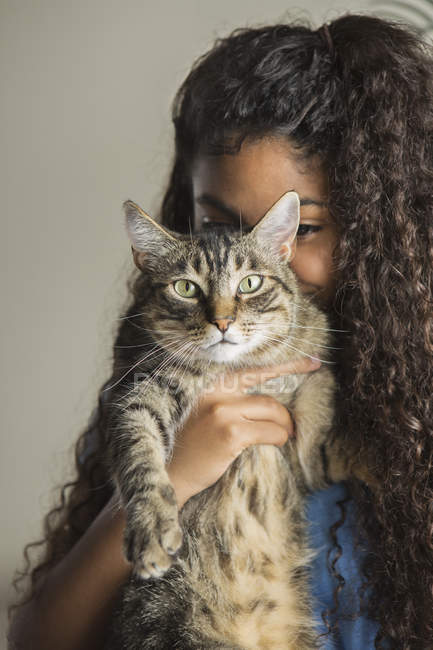 Chica abrazando gato mascota - foto de stock