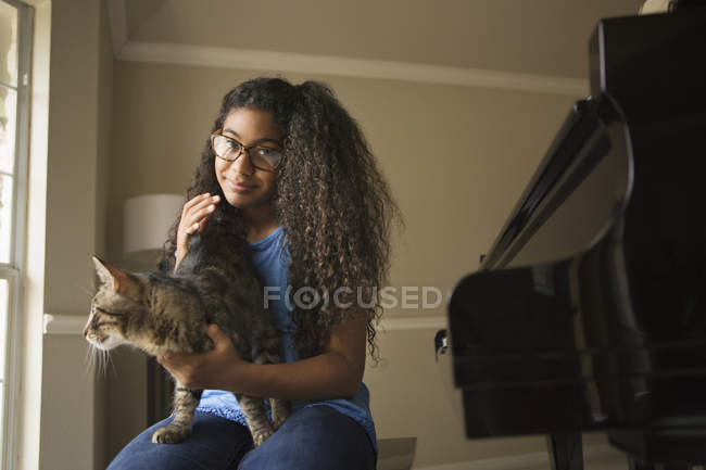 Дівчина з домашнім котом на колінах — стокове фото