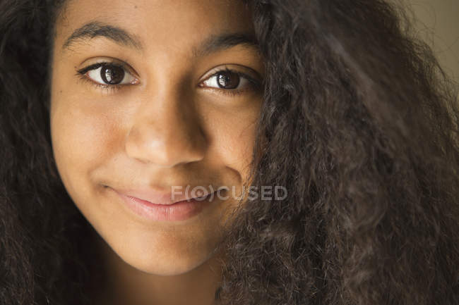 Adolescente sonriendo a la cámara - foto de stock
