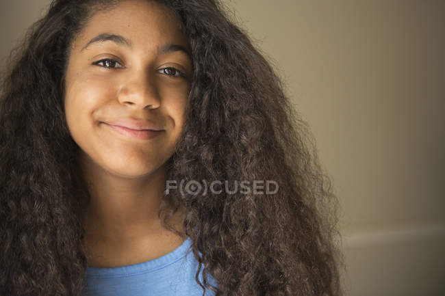 Дівчина-підліток посміхається на камеру — стокове фото
