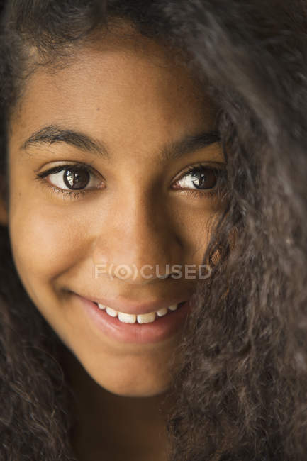 Дівчина-підліток посміхається на камеру — стокове фото
