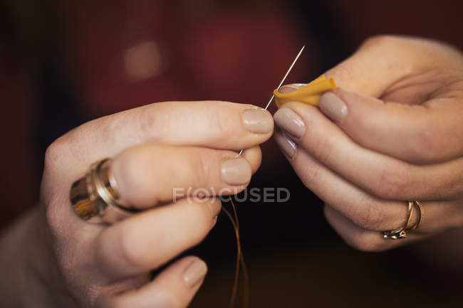 Mulher usando agulha — Fotografia de Stock