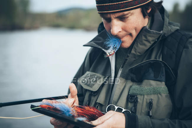 Mann Fliegenfischen auf hoh Fluss — Stockfoto