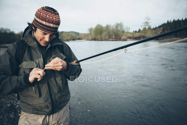 Mann Fliegenfischen auf hoh Fluss — Stockfoto