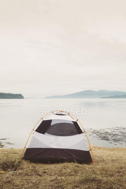 Camping tent on hillside — Stock Photo