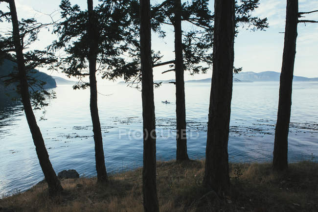 Homme kayak de mer au loin — Photo de stock