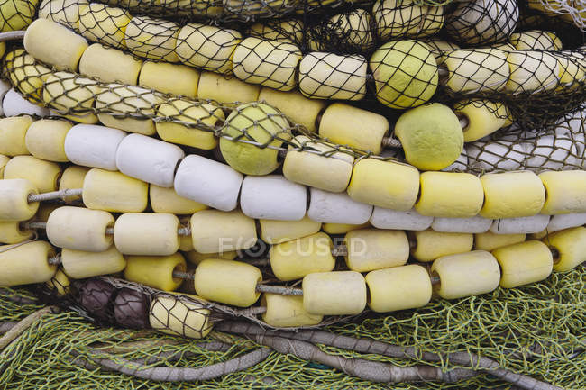Куча запутанных коммерческих рыболовных сетей — стоковое фото