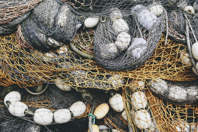 Haufen verworrener kommerzieller Fischernetze — Stockfoto