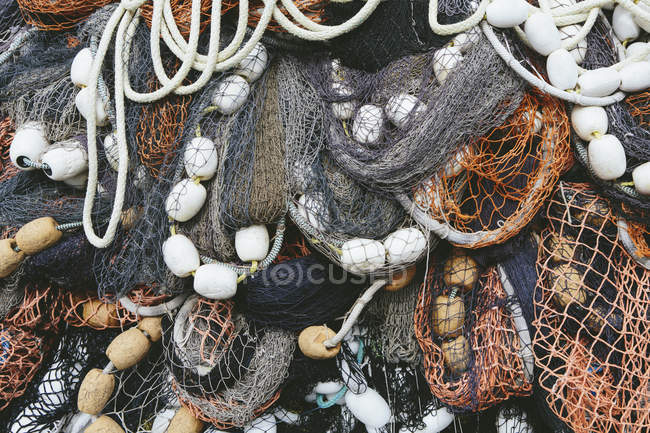 Pila de redes de pesca comerciales enredadas - foto de stock