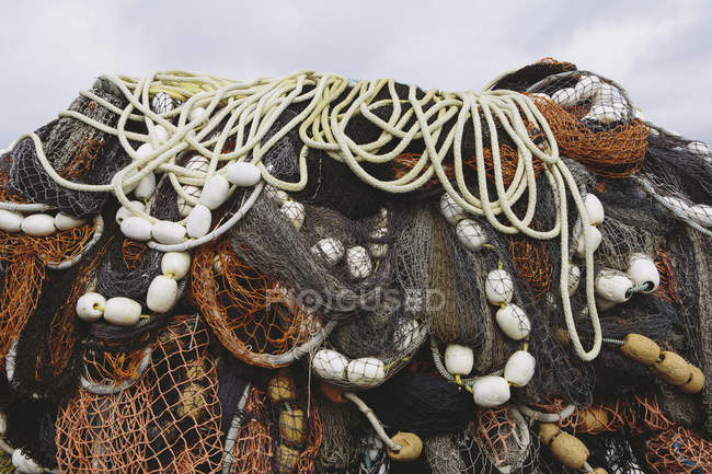 Pilha de enrolada em redes de pesca comercial — Fotografia de Stock