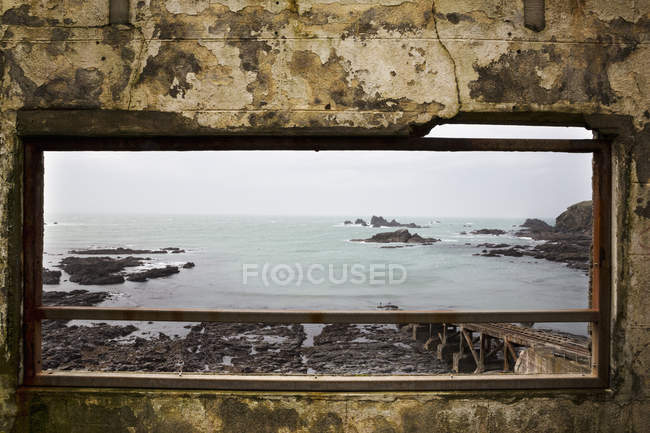 Mar de Cornualles y rocas - foto de stock