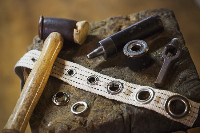 Werkzeuge und Ösen in der Segelmacherwerkstatt. — Stockfoto