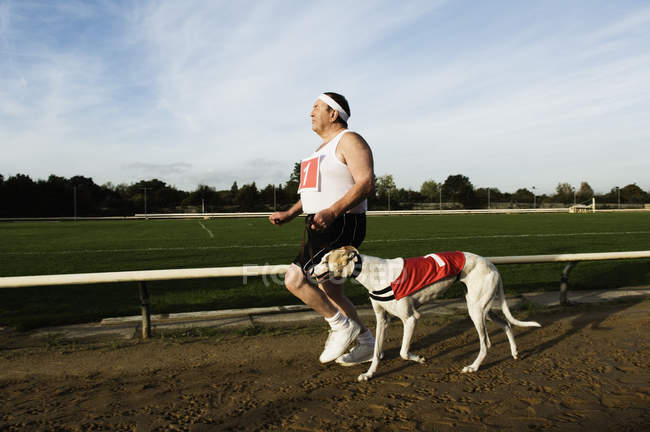 Uomo in abbigliamento sportivo in piedi su pista — Foto stock