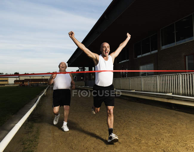 Двое мужчин в спортивной одежде бегут навстречу — стоковое фото