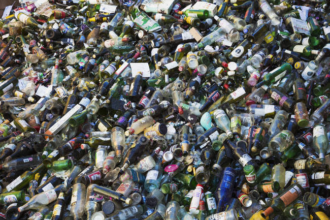 Перероблених пляшок на переробку центр — стокове фото