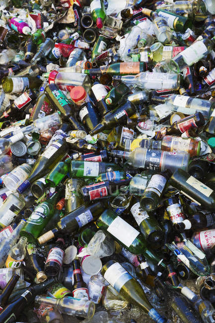 Botellas recicladas en el centro de reciclaje - foto de stock