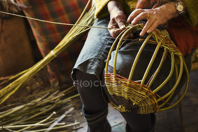 Femme panier de tissage — Photo de stock