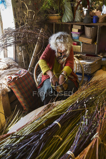 Mulher tecelagem cesta — Fotografia de Stock