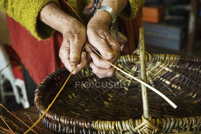 Жінка ткацький кошик — стокове фото