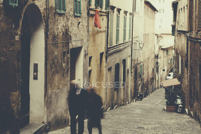 Strada acciottolata nella città di Siena — Foto stock