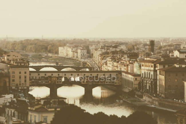 Río Arno y puentes históricos - foto de stock