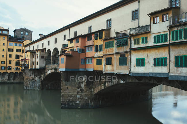 Ponte Vecchio sobre el río Arno - foto de stock