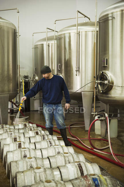 Hombre al lado de los tanques de fermentación - foto de stock