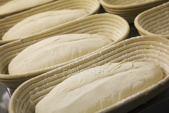 Massa de pão em cestas de prova — Fotografia de Stock