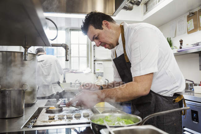 Chef che cucina in cucina — Foto stock