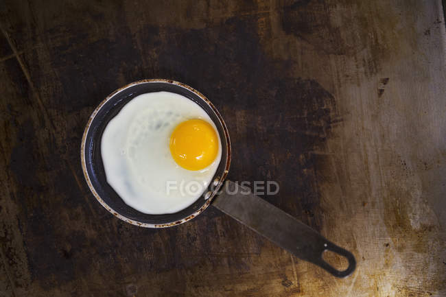 Huevo frito en una sartén. - foto de stock