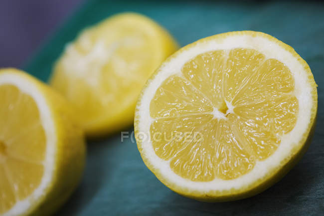 Tre fette di limone . — Foto stock