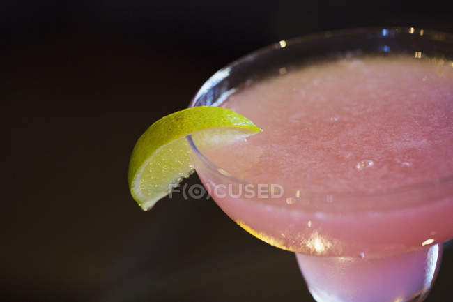 Bebida rosa em copo de coquetel — Fotografia de Stock