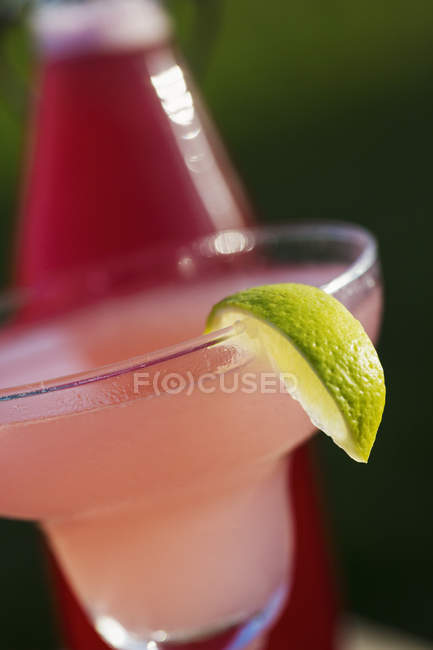 Розовый напиток в стакане — стоковое фото