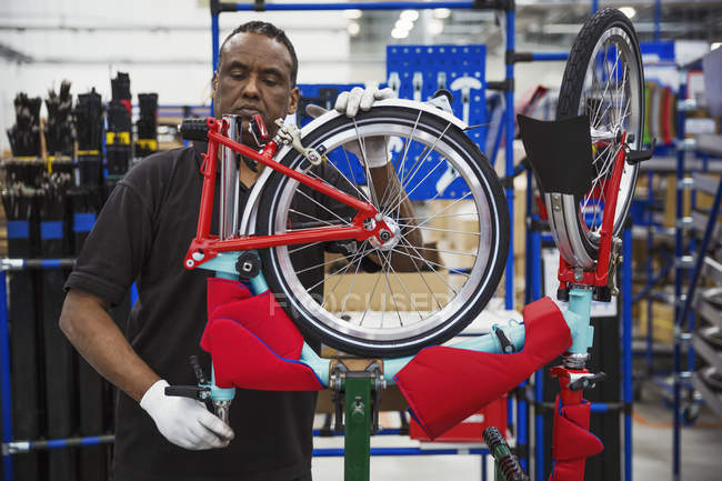 Arbeiter montiert Fahrrad — Stockfoto