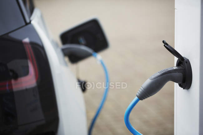 Електричний автомобіль заряджається — стокове фото