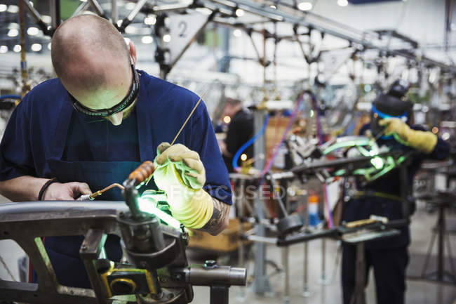 Männliche qualifizierte Fabrikarbeiter — Stockfoto