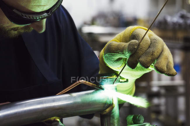 Hombre trabajador de fábrica calificado - foto de stock