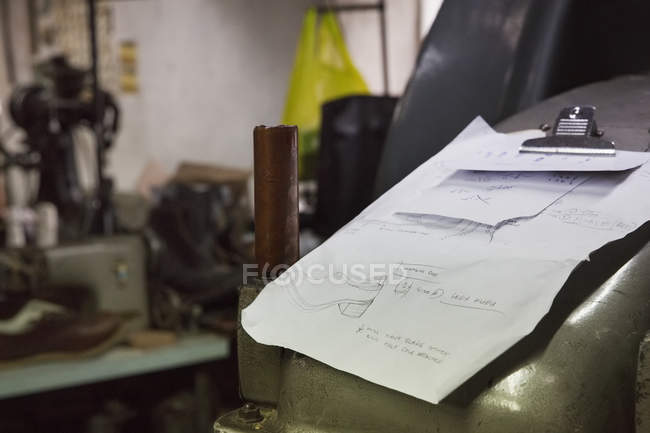 Dessins sur un presse-papiers dans un atelier de cordonnier . — Photo de stock