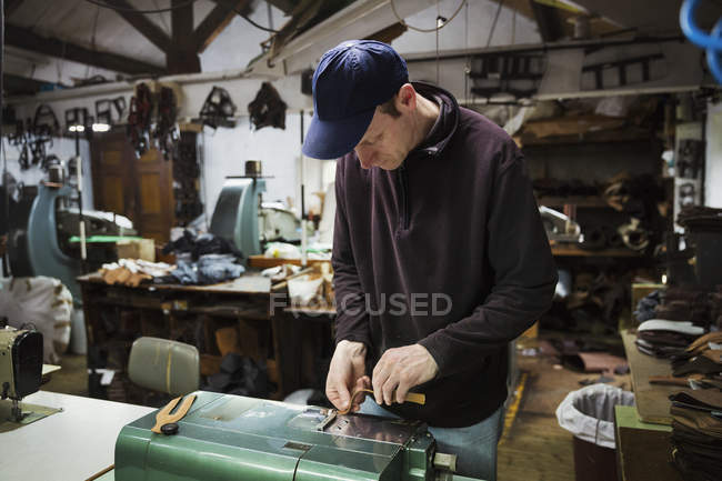 Man standing in a shoemaker's workshop — Stock Photo