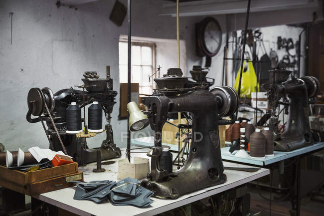 Macchine per cucire in un'officina di calzolai . — Foto stock