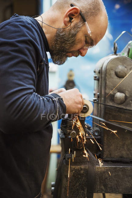 Homme debout dans un atelier de cordonnier — Photo de stock