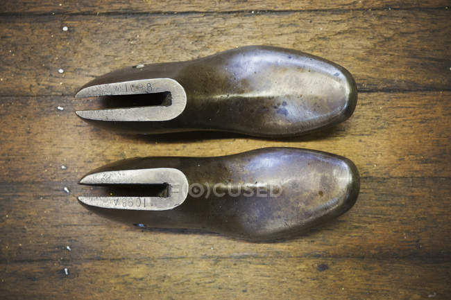 Formas de zapatos metálicos - foto de stock