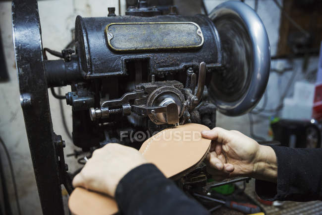 Arbeiter in einer Schuhmacherwerkstatt — Stockfoto