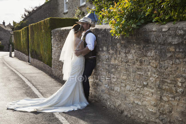 Recém-casados em pé ao ar livre — Fotografia de Stock