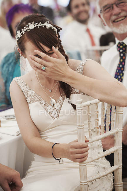 Noiva em seu vestido de noiva — Fotografia de Stock