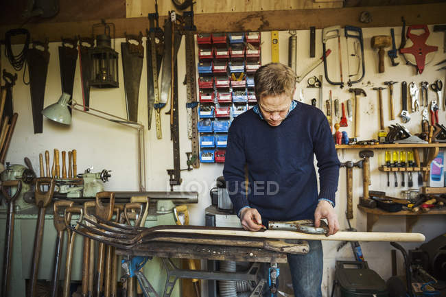 Hombre de pie en taller de jardín - foto de stock