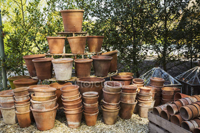 Large stack of terracotta pots — Stock Photo