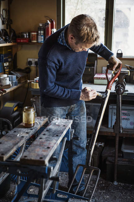 Mann steht in Werkstatt — Stockfoto