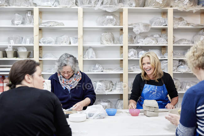 Mujeres que trabajan en un estudio de cerámica - foto de stock