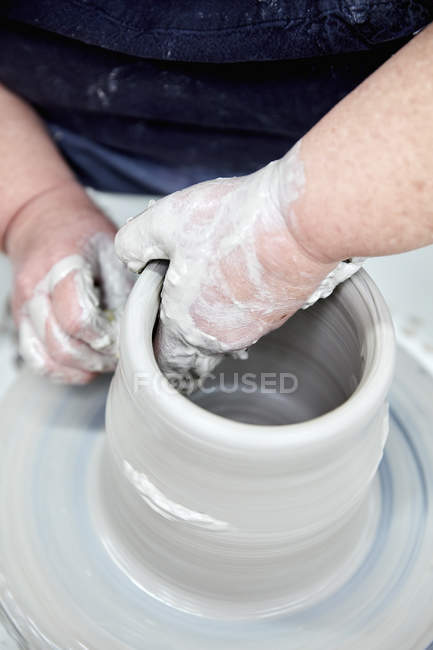 Person hrowing a clay pot — Stock Photo